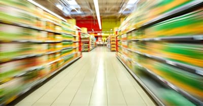 « Une bonne école pour faire ses armes » : ce que pensent les jeunes d'une carrière en grande distribution