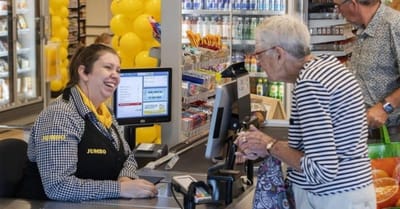 Une enseigne met en place des caisses « bavardes » pour réduire la solitude des « petits vieux »