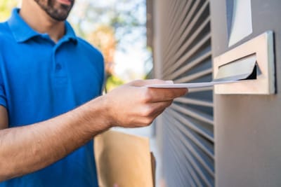 Commerces de proximité : les Français fidèles au catalogue papier comme à leur quartier