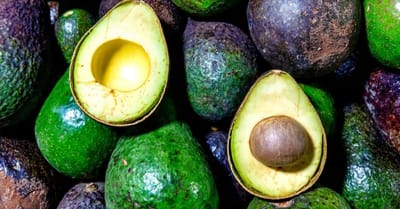 Plusieurs avocats fruits mûr dans un supermarché