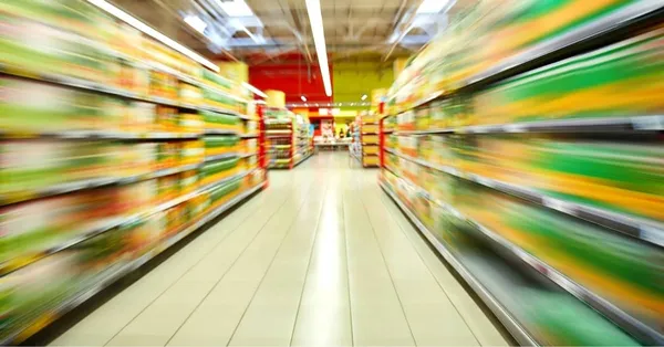 « Une bonne école pour faire ses armes » : ce que pensent les jeunes d'une carrière en grande distribution
