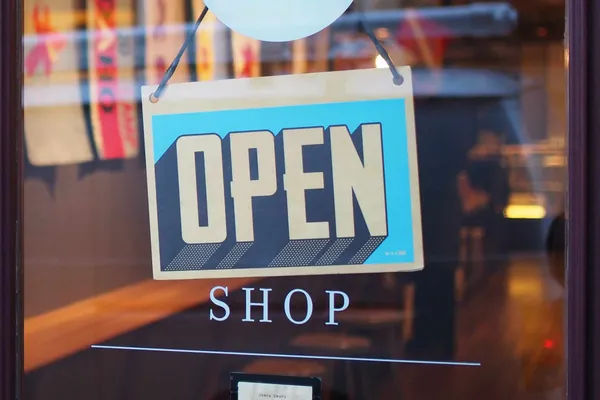 "Bonjour, le magasin est-il ouvert jusqu'à la fermeture ?"
