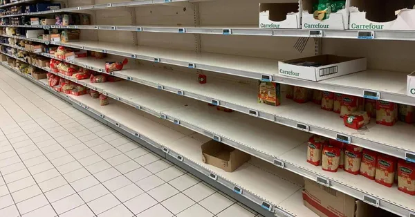Par crainte du coronavirus, les rayons de la grande distribution continuent de se vider à grande vitesse