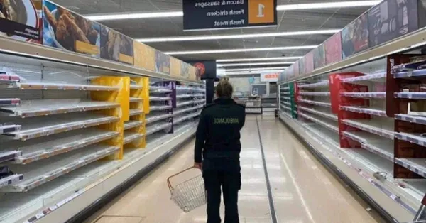 La scène émouvante d'un professionnel de santé au milieu de rayons vides