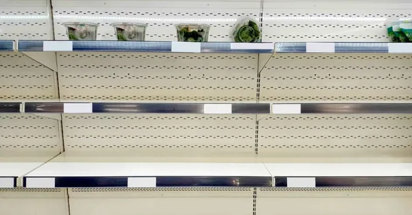 Employés en grande distribution : méprisés hier, adulés aujourd’hui. Et demain ?