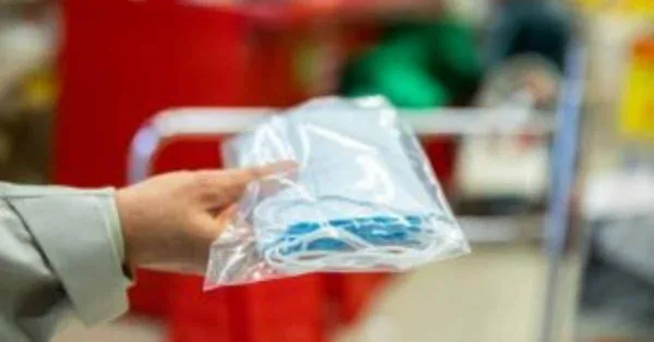« C’est épuisant mais on s’y habitue ! » : Le port du masque en grande distribution est accepté mais reste une contrainte pour travailler