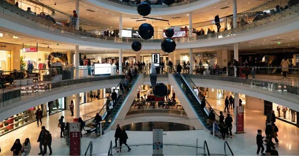 Macron annonce le pass sanitaire obligatoire dans les centres commerciaux début août